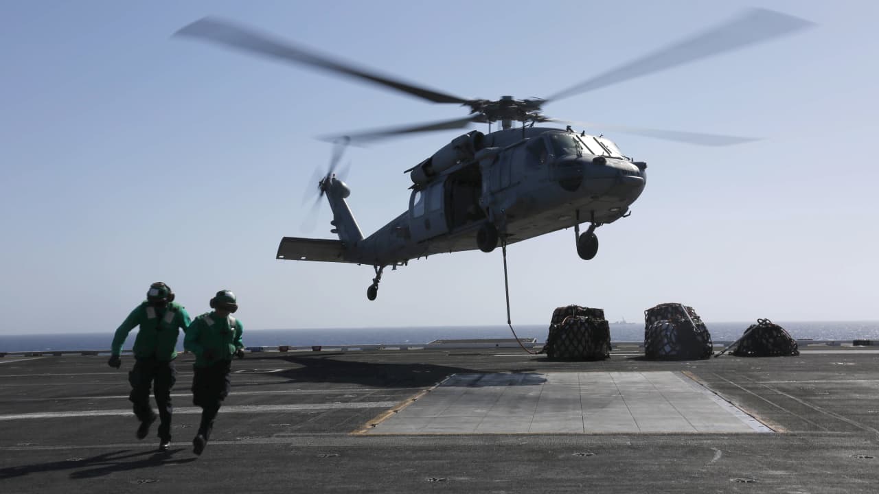 الجيش الأمريكي يعلن تدمير سفينة سطحية ومسيرة للحوثيين وإطلاق صاروخ دون إصابات باتجاه خليج عدن 