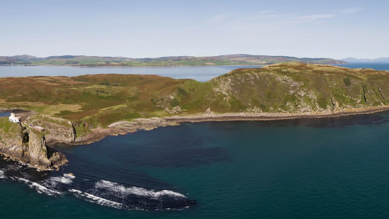تتمتع بمهبط هليكوبتر وحانة.. عرض جزيرة في ساحل أسكتلندا للبيع مقابل 3 ملايين دولار