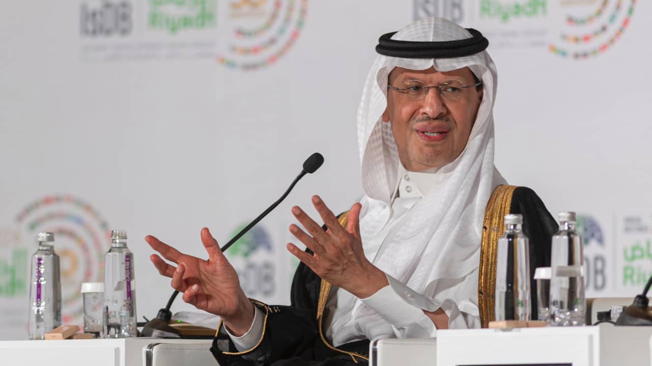 "عليك الذهاب للمفتي".. وزير الطاقة السعودي يثير تفاعلا برد على سؤال