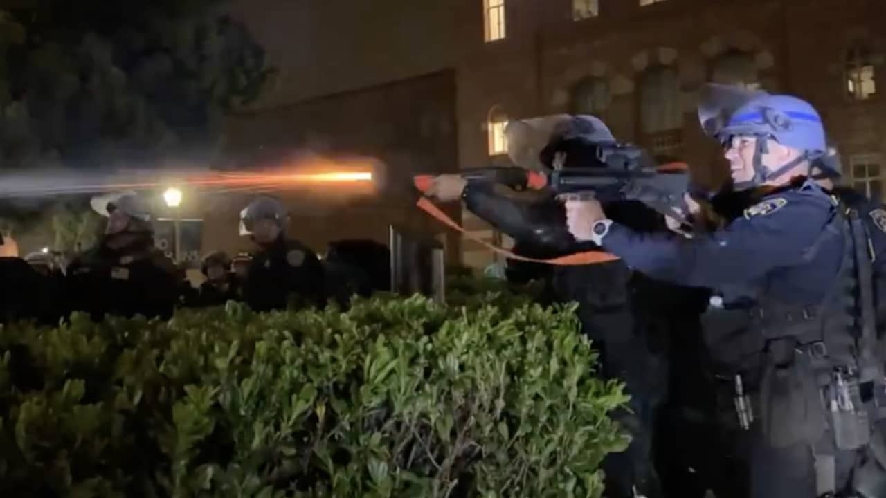 فيديو يظهر الشرطة الأمريكية تطلق الرصاص المطاطي على المتظاهرين في جامعة كاليفورنيا