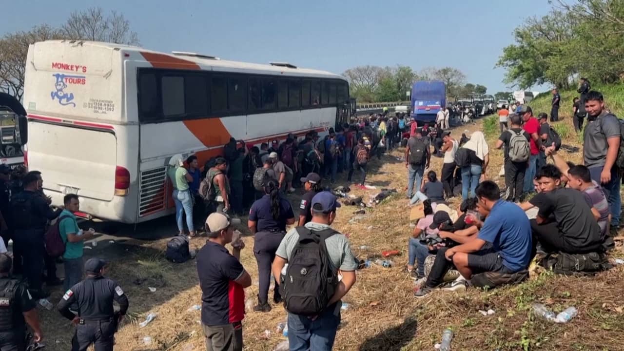 بحافلات مهجورة على طريق سريع.. العثور على قرابة 400 مهاجر في المكسيك