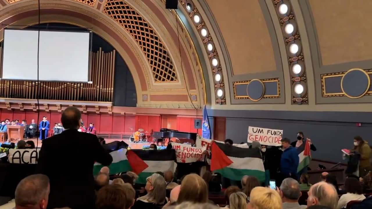 شاهد كيف قاطع متظاهرون مؤيدون للفلسطينيين حفل تخرج في جامعة ميشيغان