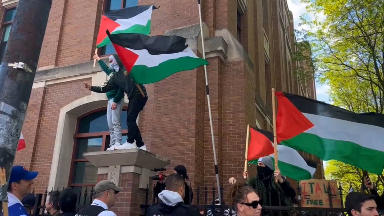 شاهد كيف فصلت الشرطة الأمريكية بين محتجين مؤيدين للفلسطينيين وداعمين لإسرائيل في جامعة ديبول
