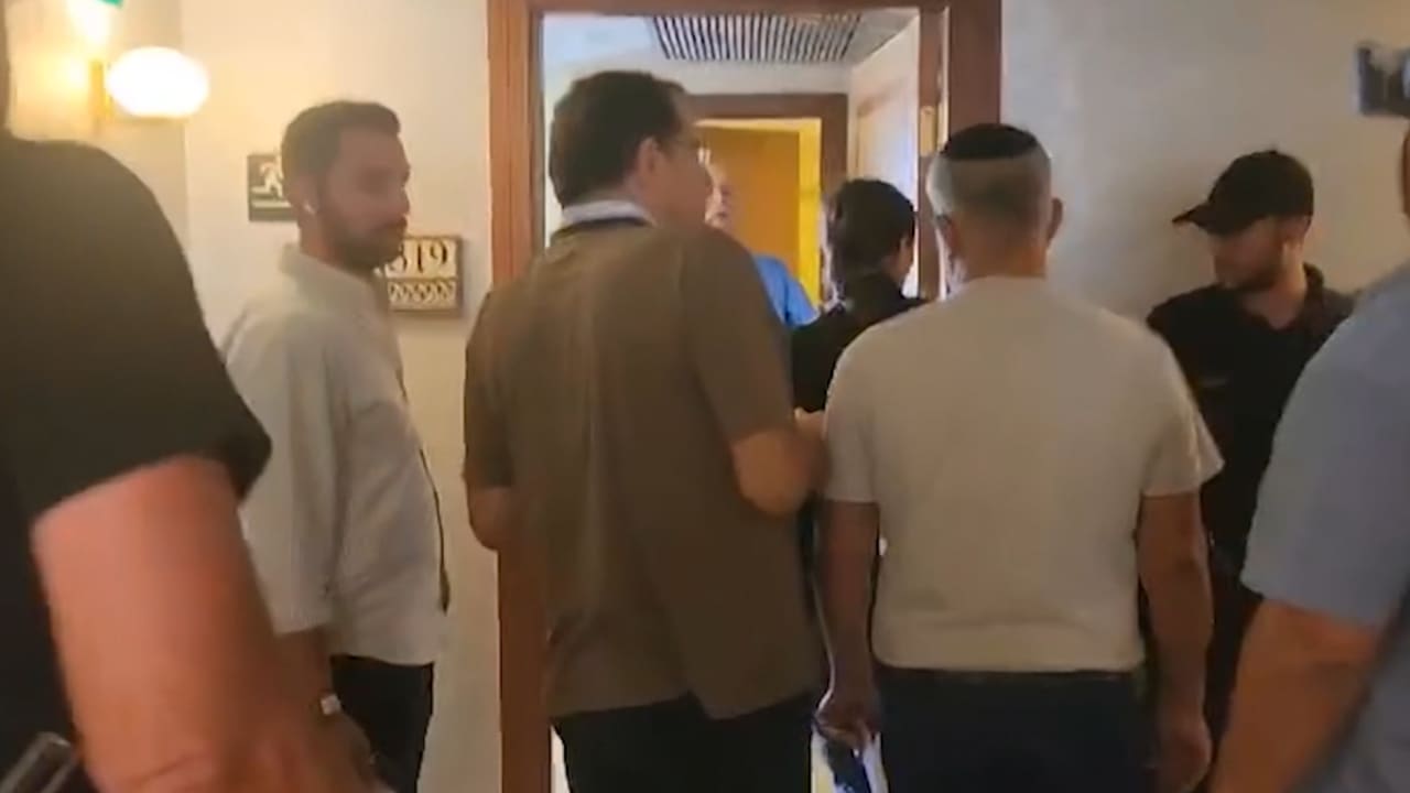 شاهد لحظة مداهمة الشرطة الإسرائيلية مكتب قناة الجزيرة القطرية في القدس
