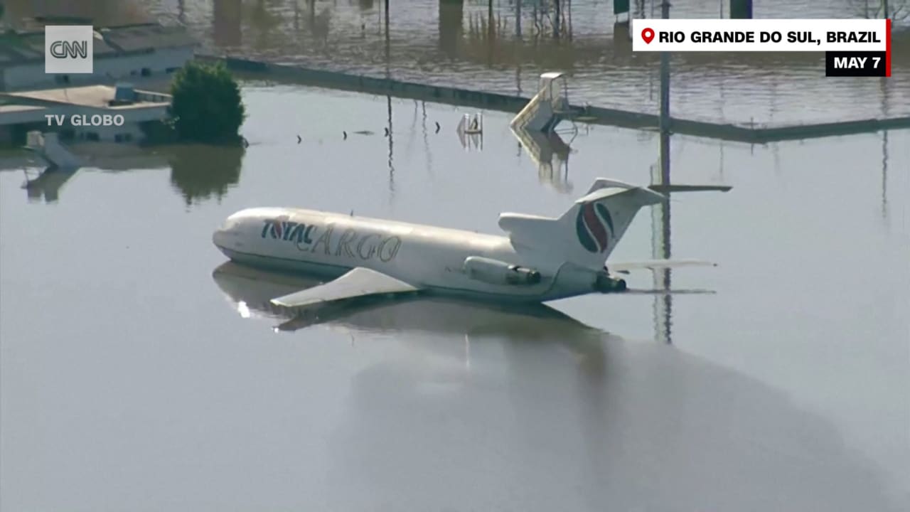 غمرته المياه.. فيديو صادم يظهر غرق مطار بجنوب البرازيل جراء الفيضانات
