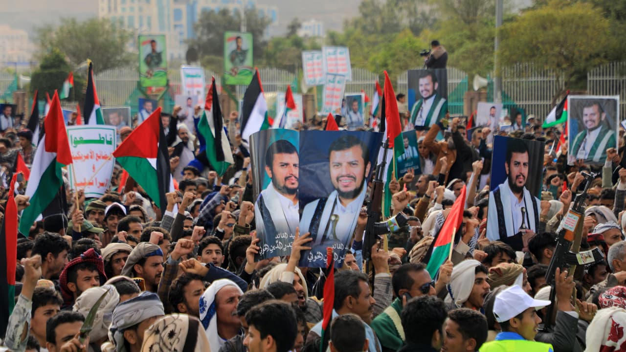 زعيم الحوثيين يعلق على موقف مصر بعد سيطرة إسرائيل على معبر رفح.. ويوجه دعوة بشأن "السلاح العربي الضخم في المخازن"