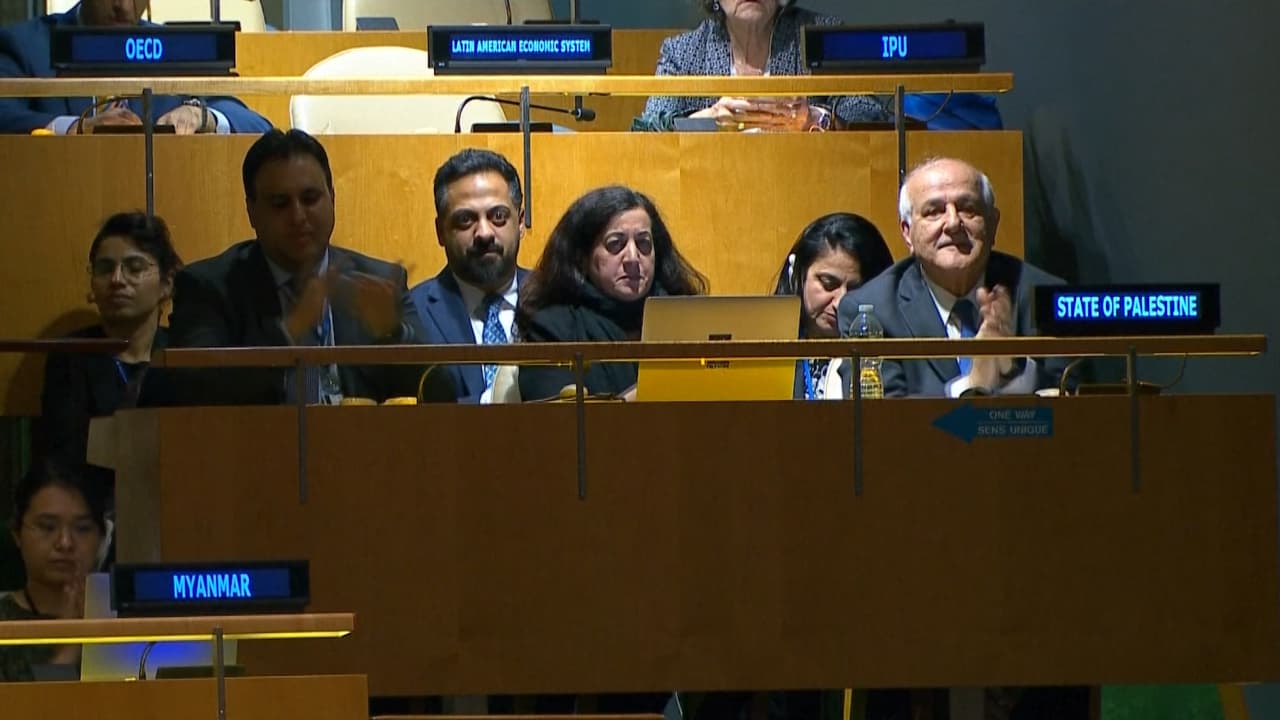 لحظة اعتماد الجمعية العامة قرارا يدعم منح السلطة الفلسطينية عضوية كاملة في الأمم المتحدة