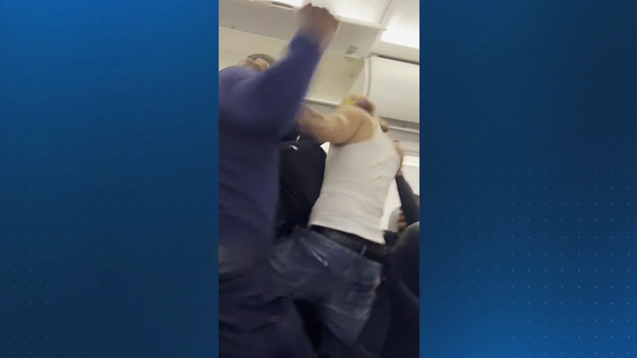 مسافران يدخلان في عراك عنيف على متن طائرة ركاب أمريكية.. شاهد ما فعلته المضيفة
