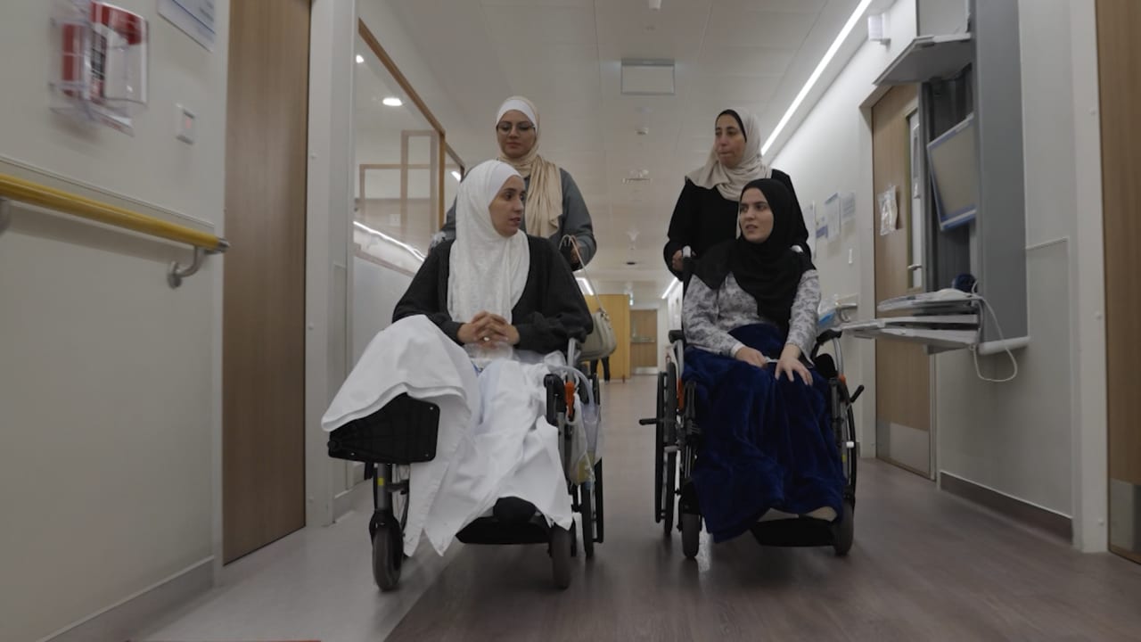 قصص مؤلمة في كل ركن.. شاهد ما رصدته CNN داخل مستشفى في قطر يعالج جرحى غزة