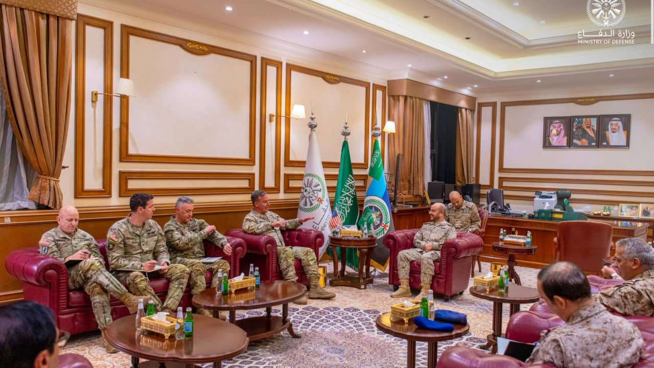 قائد "سنتكوم" يلتقي قادة عسكريين بالسعودية.. وهكذا وصف دور قواتها المسلحة
