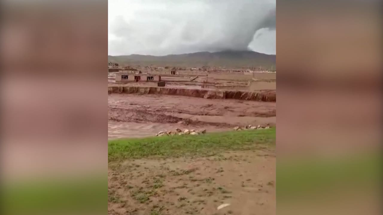 فيديو مرعب يظهر لحظة اجتياح فيضانات مدمرة شمال أفغانستان.. شاهد ما حدث