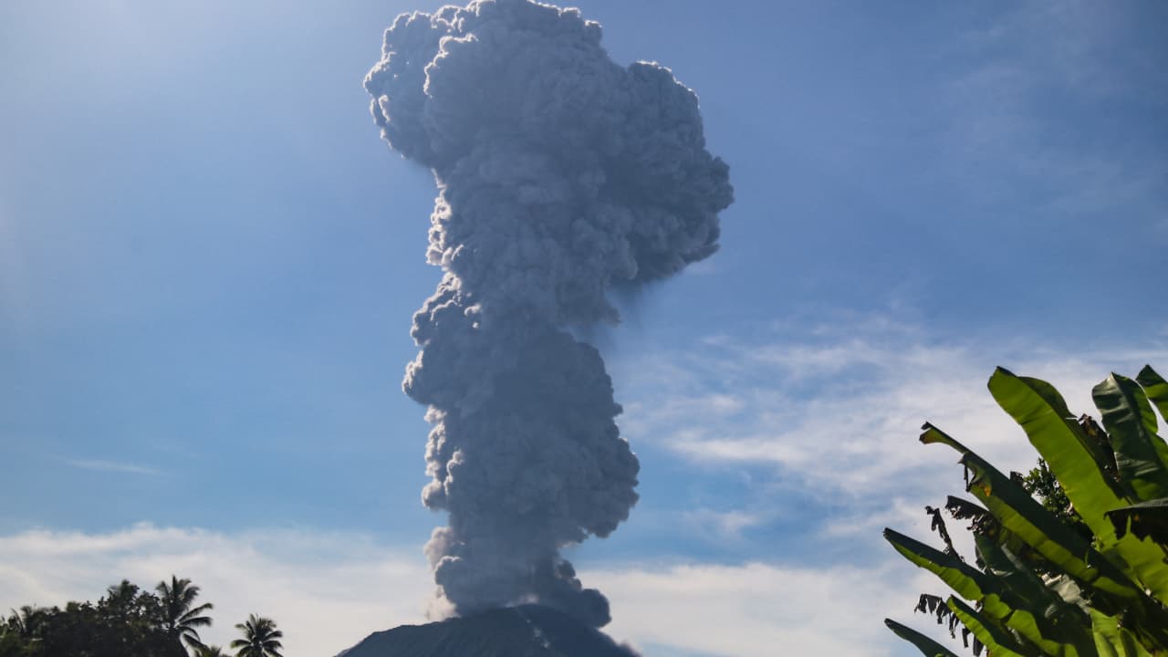 حمم بركانية قاتلة من بركان نشط وفيضانات واسعة تضرب إندونيسيا وتقتل 37 شخصا
