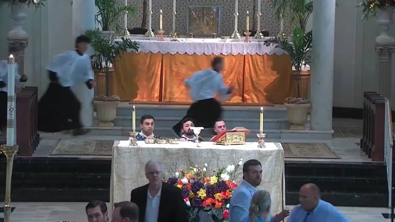 فيديو يظهر مسلحا يقتحم كنيسة خلال بث مباشر لقداس في أمريكا.. شاهد ما حدث