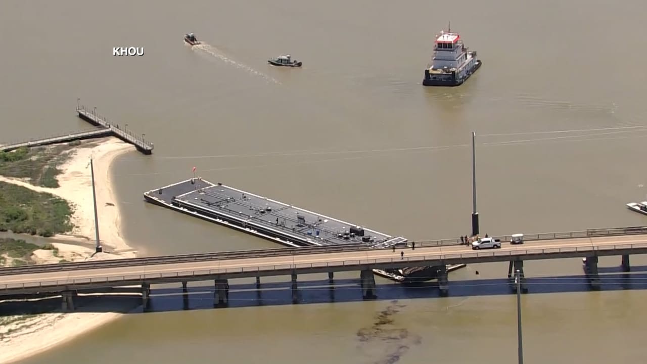 سفينة عملاقة تصطدم بجسر في تكساس.. شاهد ما حدث