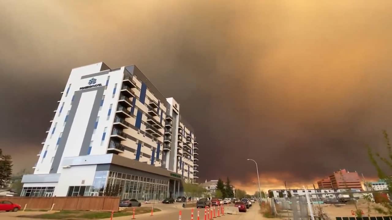 الدخان يهدد أمريكا.. شاهد ما حدث لمدينة كندية بسبب حرائق غابات هائلة خارجة عن السيطرة