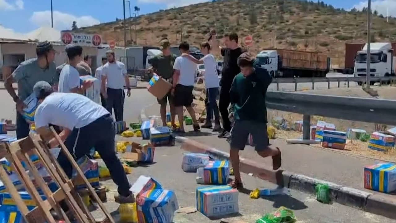 شاهد محتجون إسرائيليون يخربون شاحنات مساعدات متجهة إلى غزة