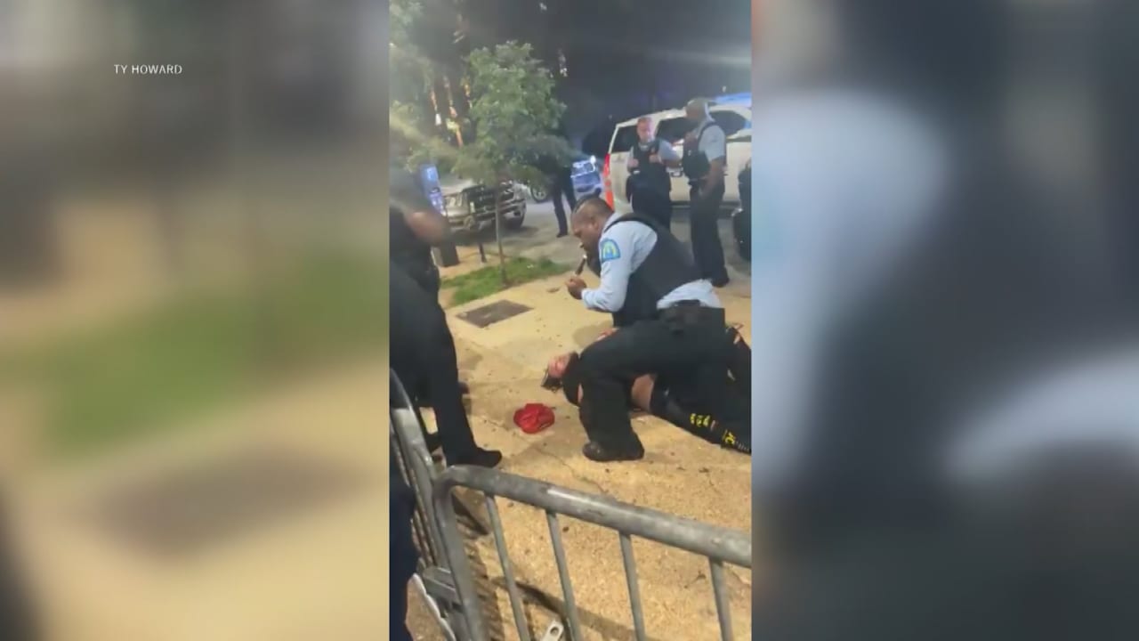 فيديو يظهر تصرفا غريبا لشرطي أمريكي أمام حانة.. أشعل سيجارًا بينما يجثو على ظهر رجل