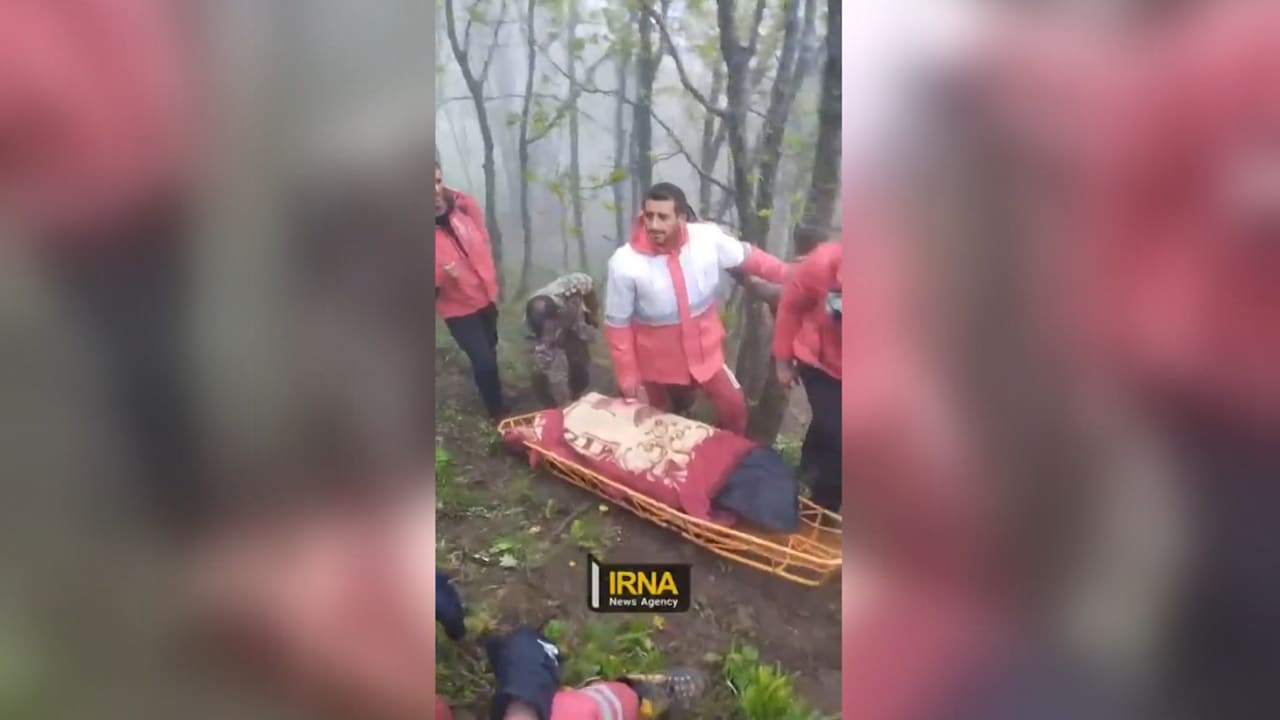 فيديو يرصد لحظة نقل جثامين قتلى مروحية الرئيس الإيراني المنكوبة