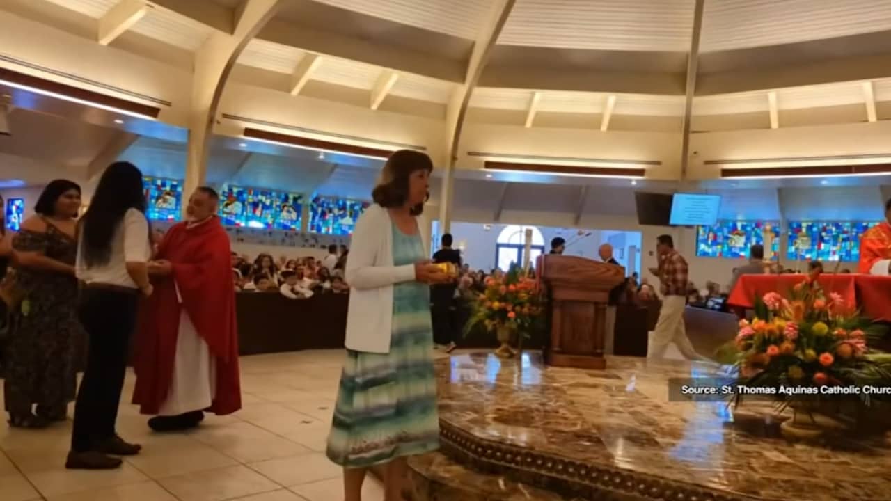 شاهد.. قس يعض امرأة داخل كنيسة في فلوريدا خلال بث قداس على الهواء