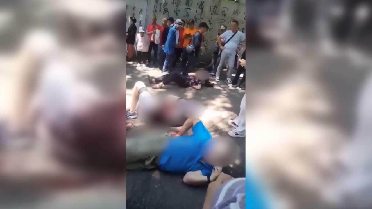 وصفت بالحادثة “المروعة” فيديو يُظهر طعن مدرسين في حديقة بالصين بوضح النهار