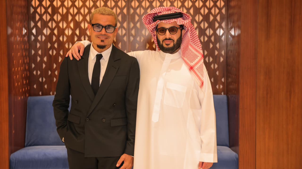 "مصافحة وأحضان".. تركي الشيخ يستقبل عمرو دياب في الرياض ويتفق معه على أول فيلم مع نانسي عجرم