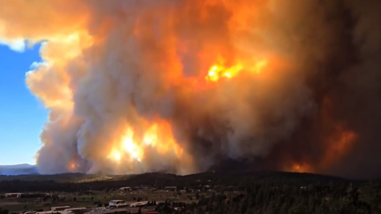 فيديو يُظهر حرائق غابات هائلة تتجمع في قرى نيو مكسيكو