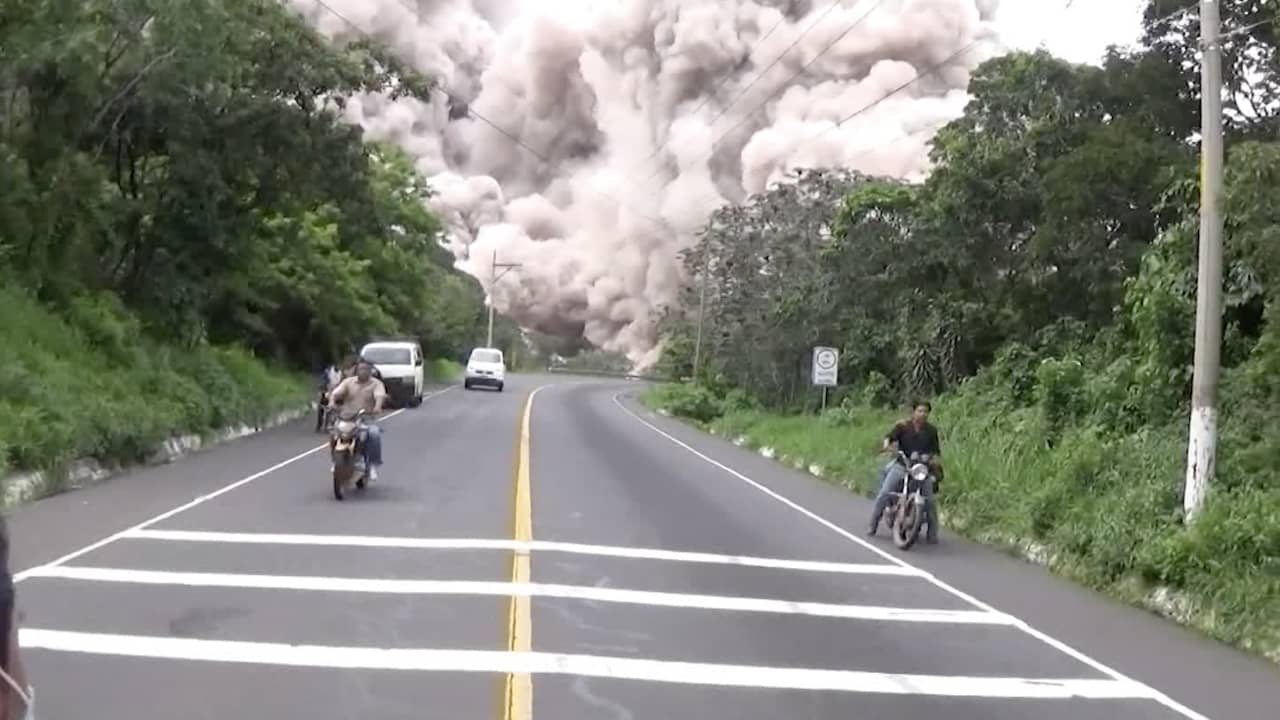 دمر مدنًا بأكملها.. فيديو مرعب يكشف عن أخطر جزء قاتل عند ثوران بركان