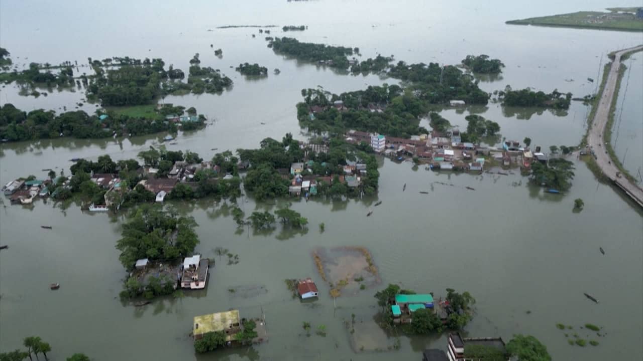 شاهد كيف ابتلعت فيضانات هائلة المنازل في بنغلاديش