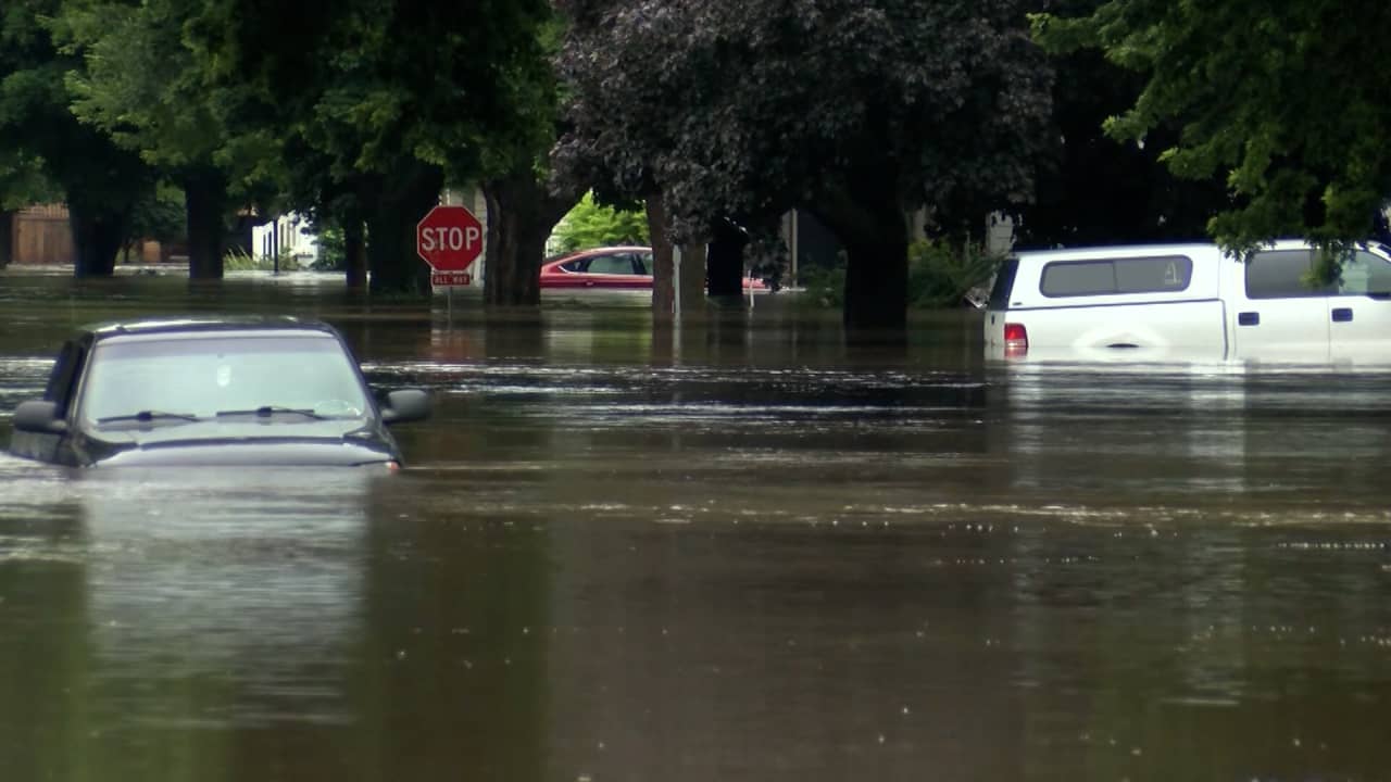 "فيضانات كارثية" في ولاية آيوا تجبر السكان على الإخلاء.. بعضهم على كراس متحركة