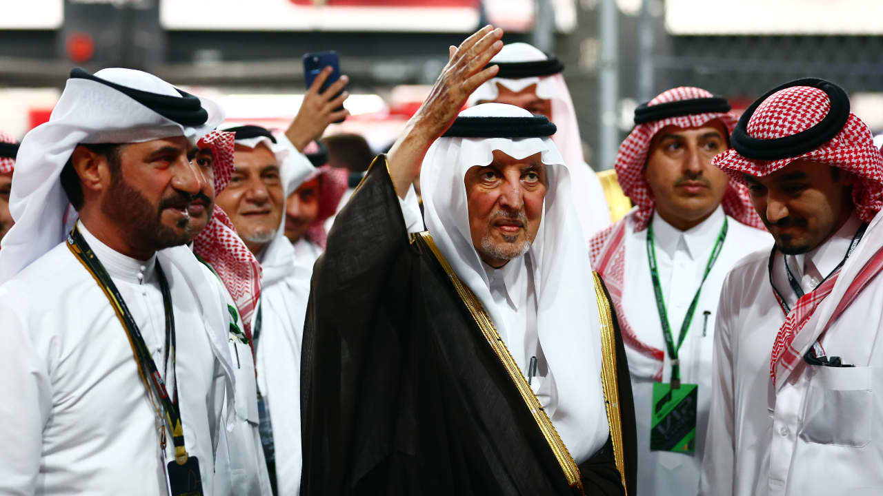 السعودية.. تفاعل على صورة جديدة لخالد الفيصل ونجله