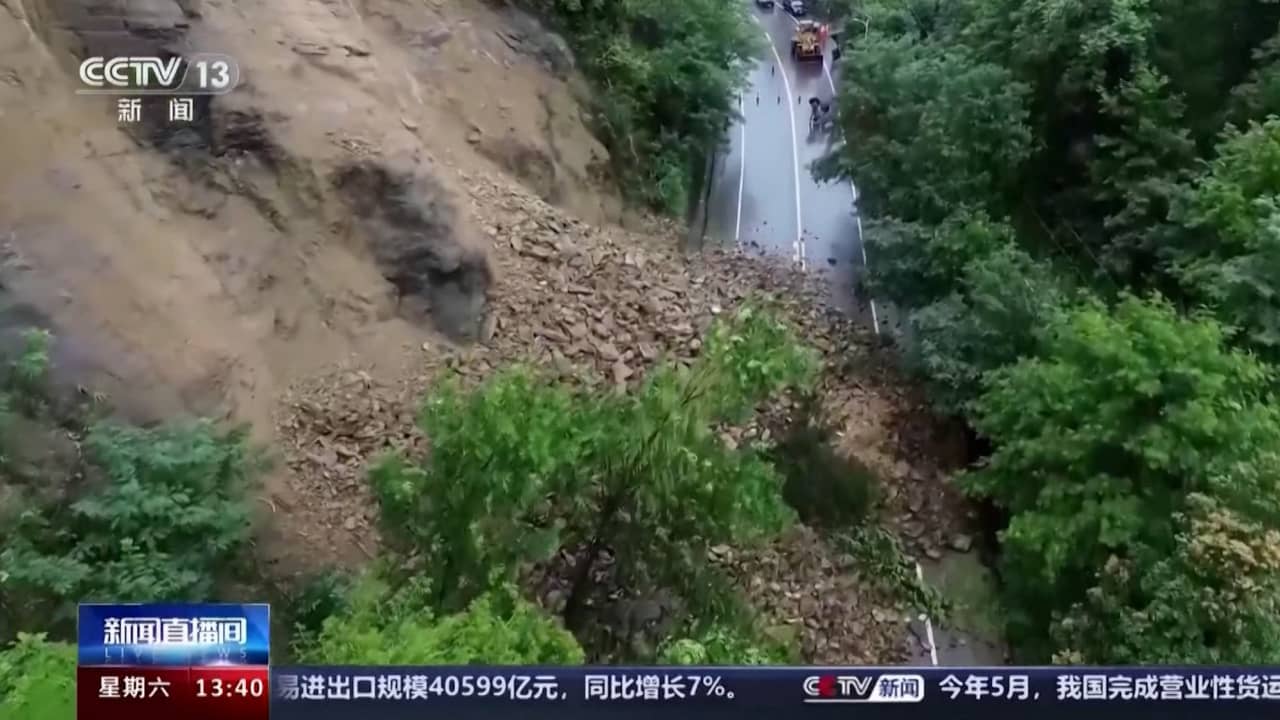 فيديو يظهر انهيارات أرضية وفيضانات عارمة تضرب الصين