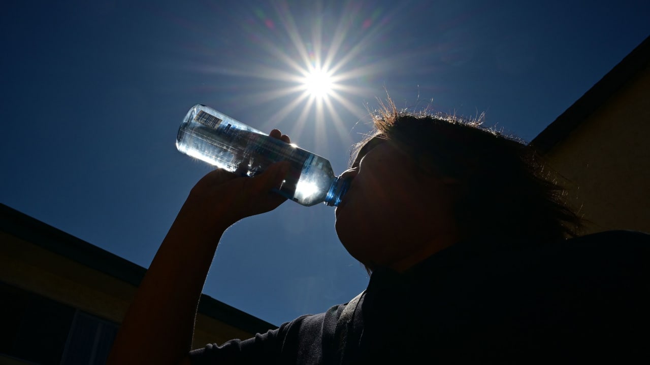 بالأدلة القاطعة.. لِمَ شرب الماء المرطّب الأفضل خلال موجات الحرارة؟ 