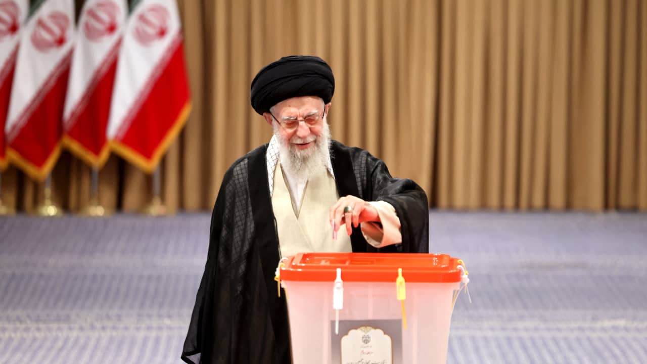 إيران: بدء عملية الاقتراع في جولة الإعادة بانتخابات الرئاسة بين جليلي وبزشكيان