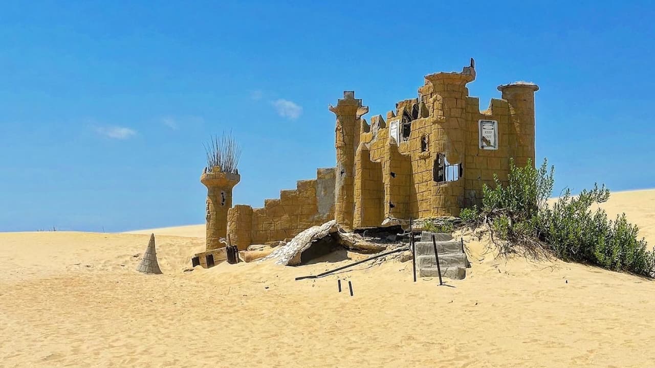 في أمريكا.. الرياح تزيل الرمل وتكشف عن قلعة مدفونة تحتها!