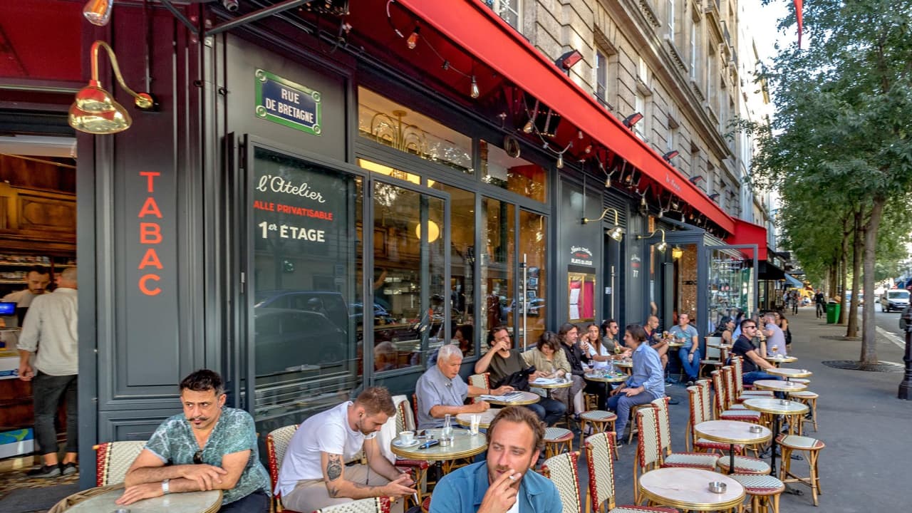 جزء أساسي من الثقافة الفرنسية.. ما الأزمة التي تواجهها المقاهي الباريسية؟