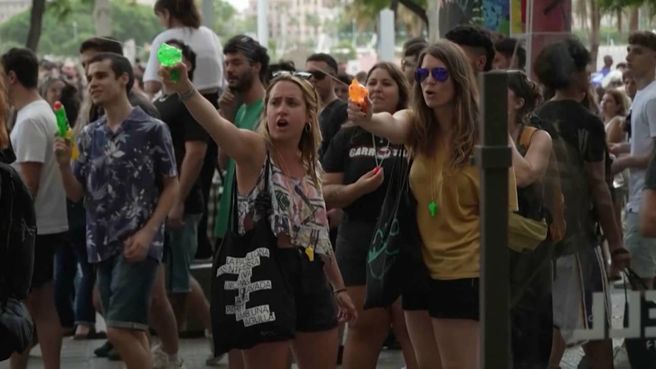 كاميرا ترصد متظاهرين غاضبين يرشون السياح بالمياه في برشلونة