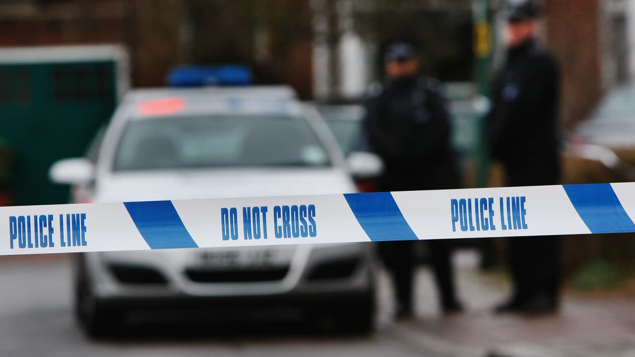 صورة ومطاردة جارية حاليا في لندن لرجل يعتقد انه يحمل قوسا ونشابا بعد مقتل 3 نساء 