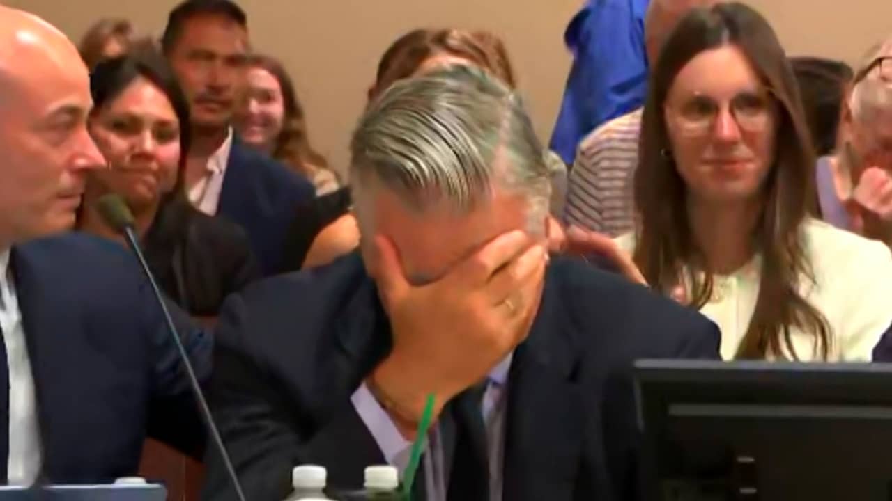 شاهد أليك بالدوين يبكي لحظة رفض المحكمة قضية القتل غير العمد الموجهة له