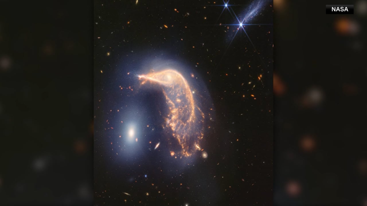 "مجرتان عالقتان في عناق نشط".. ناسا تنشر صورة جديدة من تلسكوب جيمس ويب