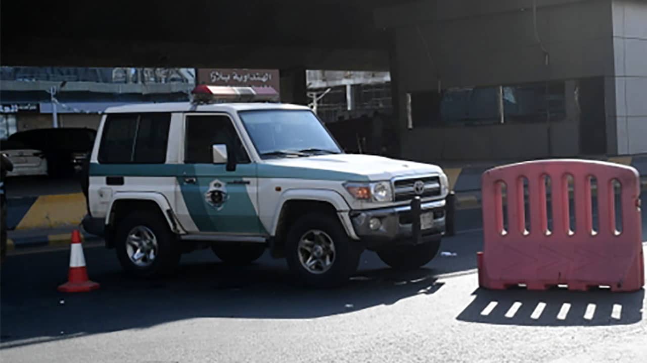 السعودية.. فيديو شخص يفر من اثنين يلاحقانه قبل أن يُصدم بسيارة ويموت.. الداخلية ترد 