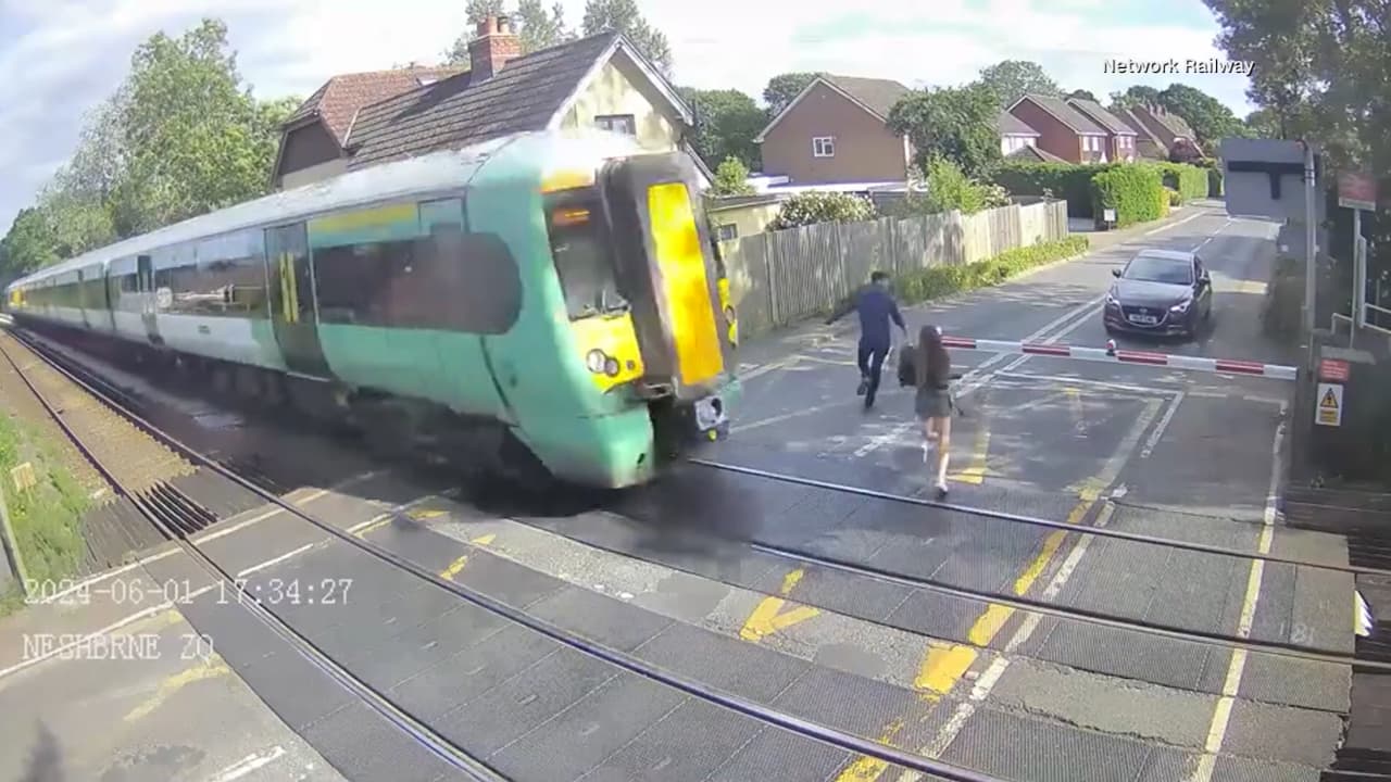 فيديو مخيف وثقته كاميرا مراقبة قرب تقاطع سكة قطار في بريطانيا.. شاهد ما حدث