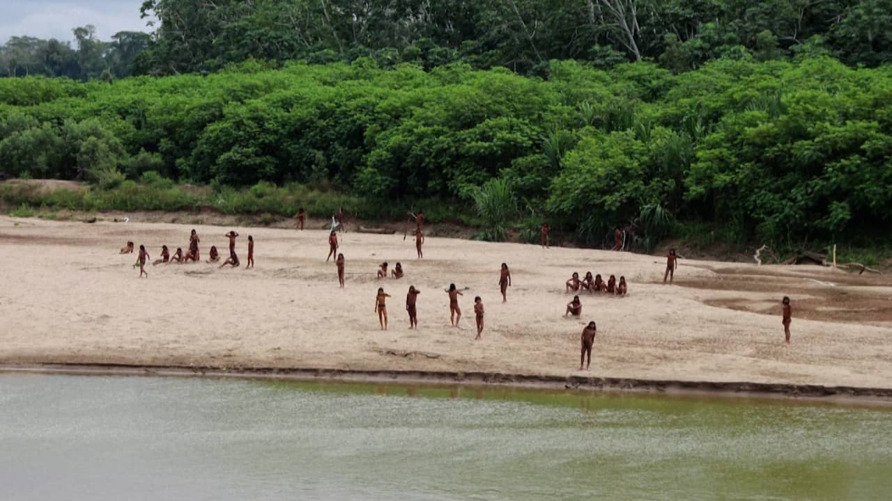 فيديو نادر يظهر أفراد قبيلة منعزلة عن العالم في غابات الأمازون