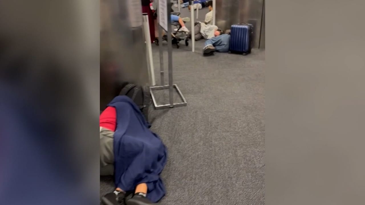 شاهد ركاب تقطعت بهم السبل ينامون على الأرض في المطارات بسبب عطل تقني
