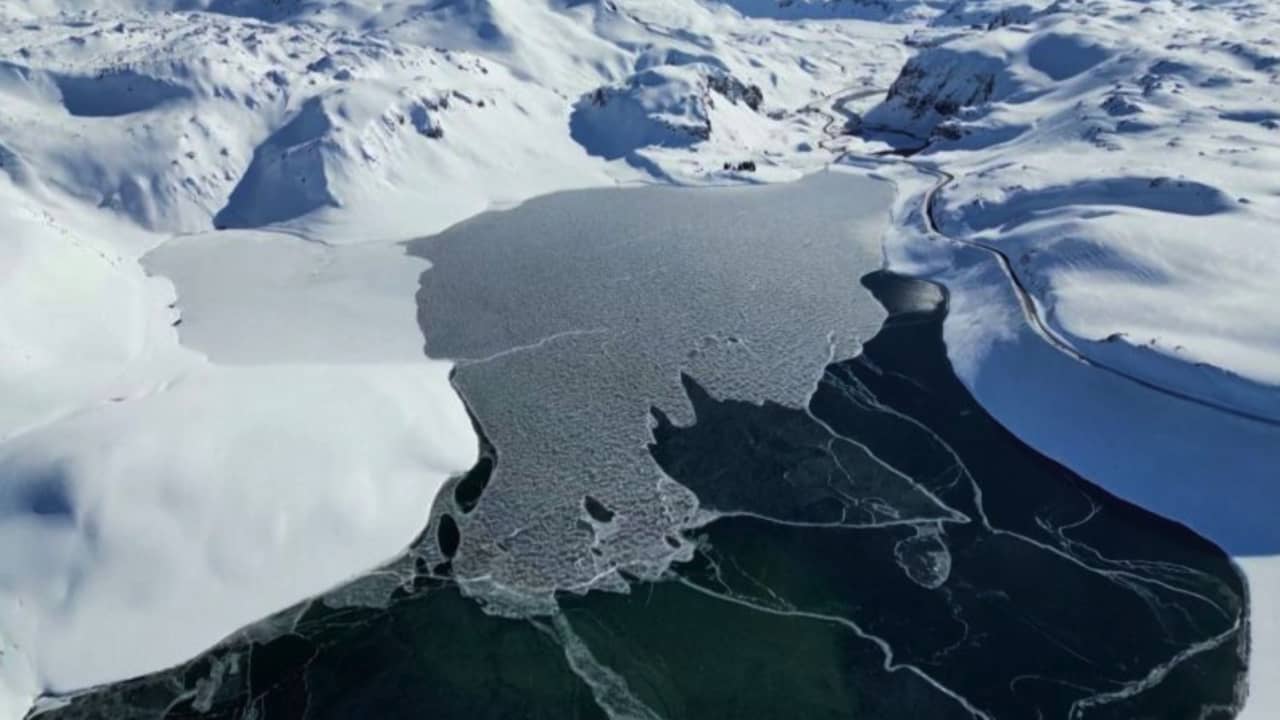 شاهد بحيرة تصدر أصواتاً غنائية بسبب تغير طبقات الجليد