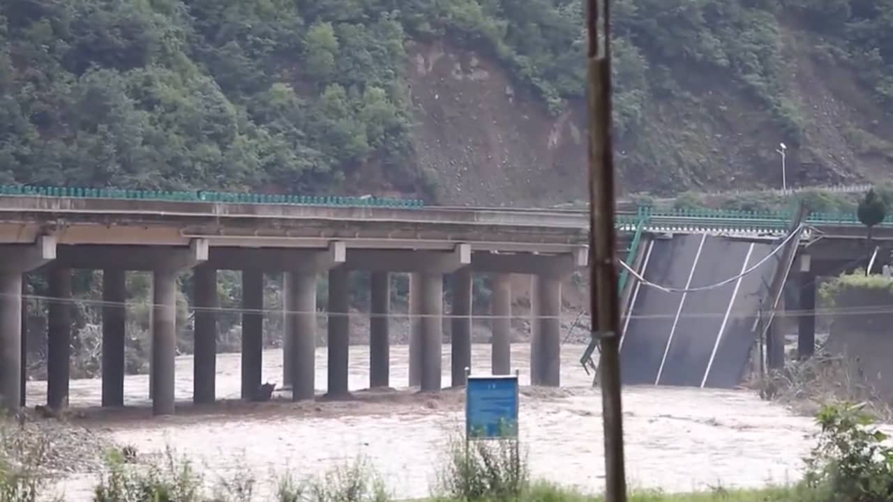 السيارت سقطت في النهر.. شاهد انهيار جسر في الصين يخلف قتلى وجرحى