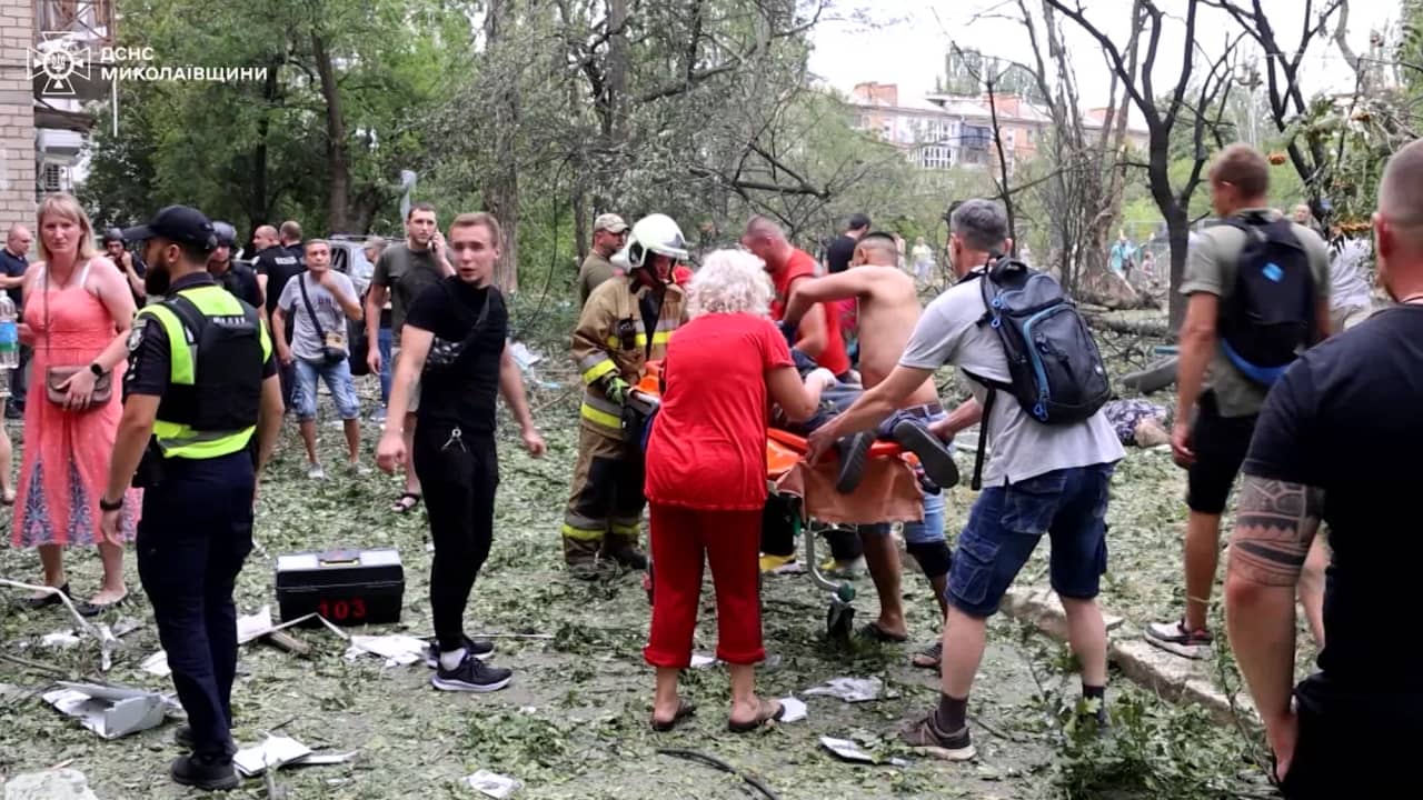 قتلى ودمار هائل.. شاهد ما أحدثه صاروخ روسي ضرب مجمعا سكنيا في أوكرانيا