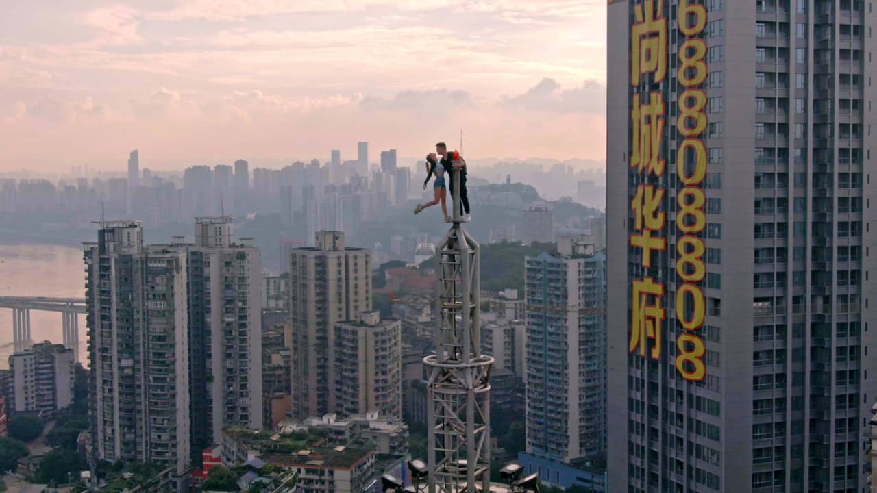 هواية خطيرة.. ثنائي يتسلقان أطول مباني العالم معًا بشكل غير قانوني