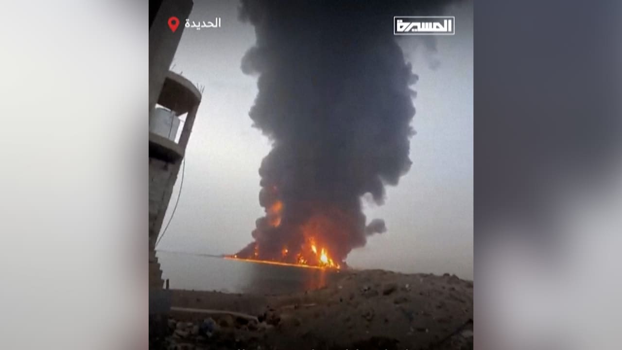 وسائل إعلام حوثية: "سلسلة من الضربات" تصيب مستودع وقود في ميناء الحديدة باليمن