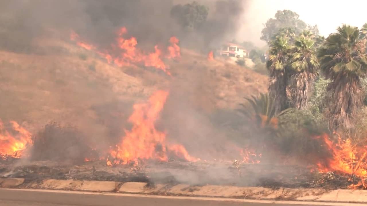 شاهد رجال الإطفاء وهم يكافحون حريقًا هائلًا على مساحة 1000 فدان بكاليفورنيا