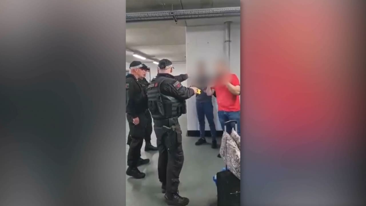 فيديو لشرطي يدوس رأس رجل وآخر يضرب شخصا في مطار مانشستر يثير غضبًا عارمًا.. والسلطات البريطانية تطالب بالتحقيق
